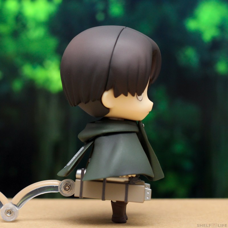 Nendoroid Levi - Side with cloak and maneuver gear
