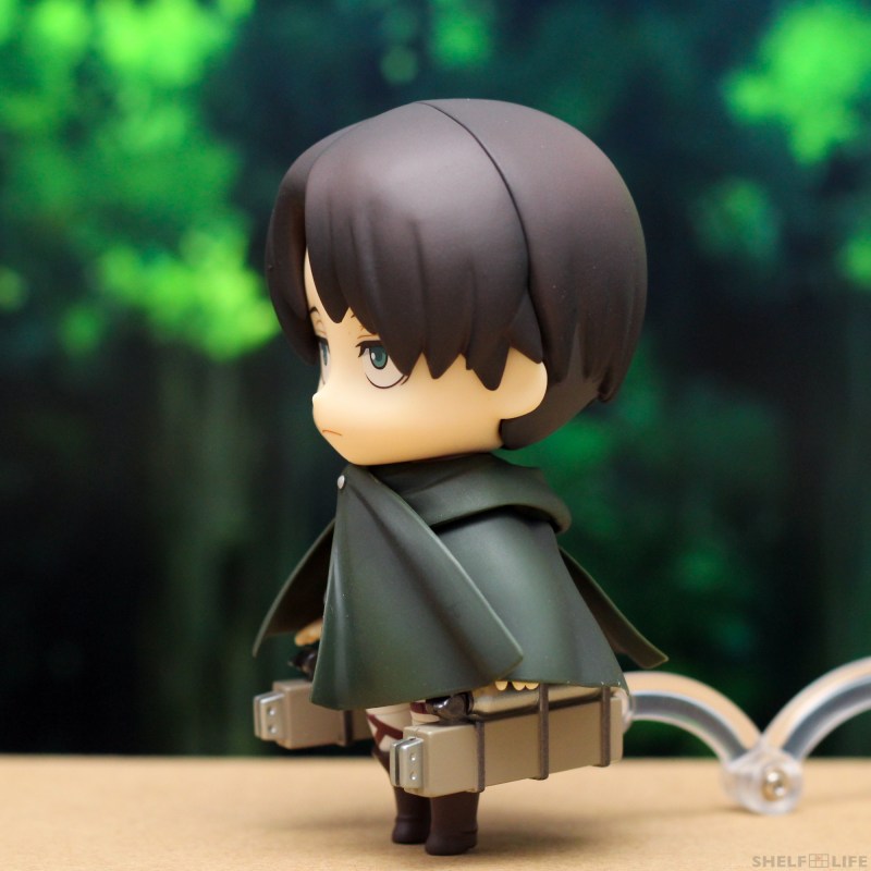 Nendoroid Levi - Side with cloak and maneuver gear