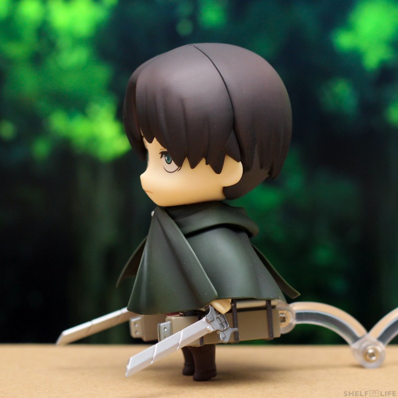 Nendoroid Levi - Side with cloak and maneuver gear